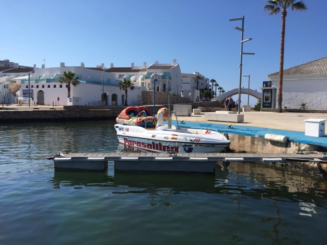  Boat in parasailing port 